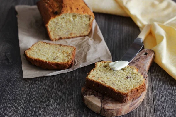 Muz ekmek somun ahşap zemin üzerine üzümlü