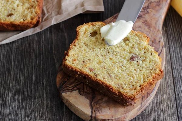 Muz ekmek somun ahşap zemin üzerine üzümlü