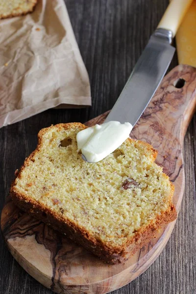 Muz ekmek somun ahşap zemin üzerine üzümlü