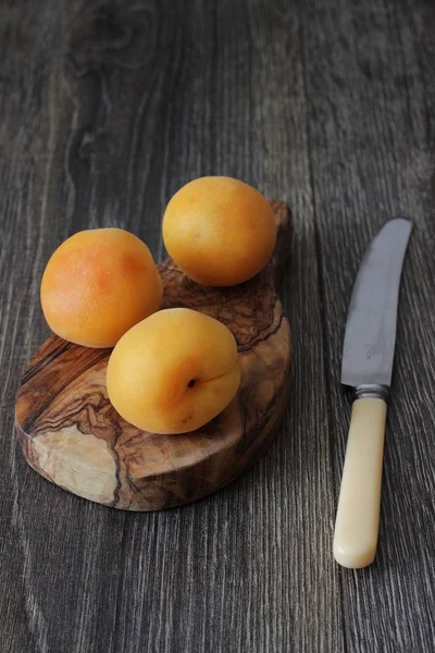 Olgun kayısı rustik ahşap bir masa üzerinde. Yazıt için bir yer