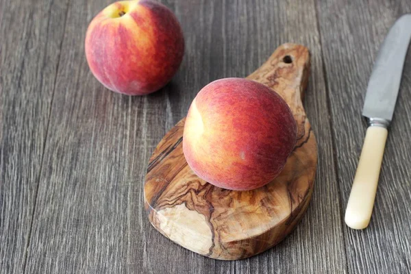 Rustik ahşap masa üzerinde taze şeftali