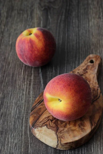 Rustik ahşap masa üzerinde taze şeftali