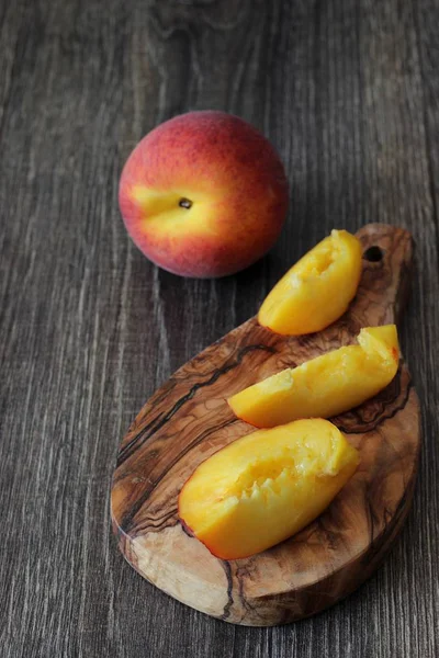 Rustik ahşap masa üzerinde taze şeftali