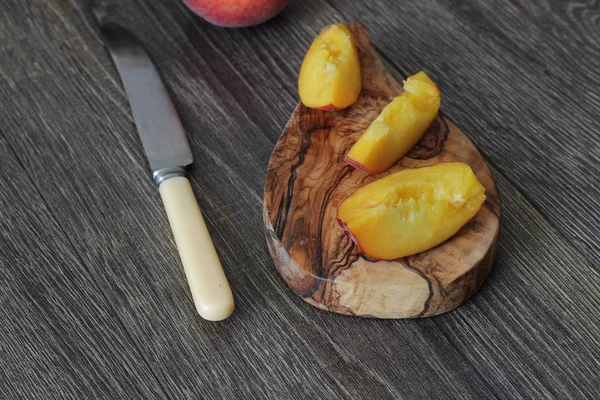 Rustik ahşap masa üzerinde taze şeftali