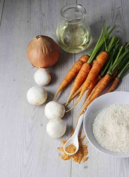 Malzemeler: pirinç, mantar, havuç ve soğan gri arka plan üzerinde. Kopya alanı