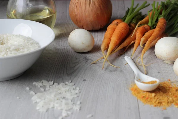 Malzemeler: pirinç, mantar, havuç ve soğan gri arka plan üzerinde. Kopya alanı