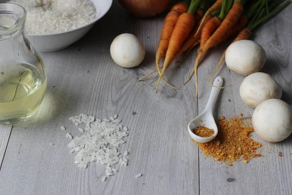 Malzemeler: pirinç, mantar, havuç ve soğan gri arka plan üzerinde. Kopya alanı