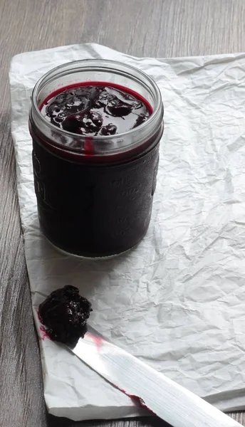 Schwarze Johannisbeermarmelade Einem Glas Auf Einem Holztisch Raum Für Text — Stockfoto