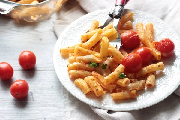 Kiraz domates, kabak ve bir tabak peynirli makarna penne. 