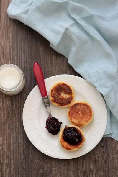 Süzme peynir tabakta reçelli krep. Syrniki. Geleneksel Rus Mutfağı