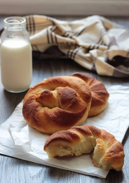 Pão Saboroso Fresco Com Garrafa Leite Mesa Madeira — Fotografia de Stock