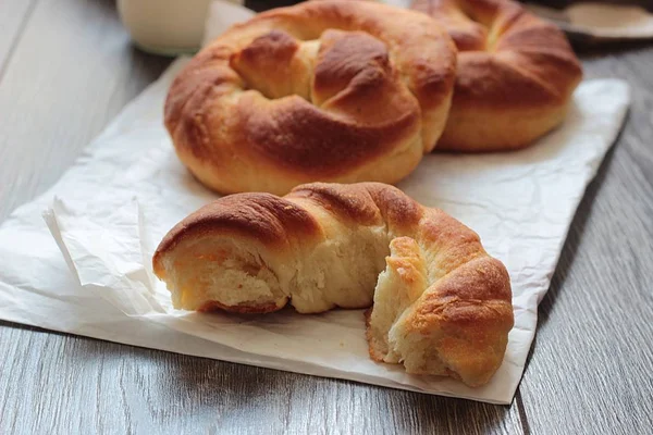 Pane Fresco Gustoso Con Bottiglia Latte Sul Tavolo Legno — Foto Stock