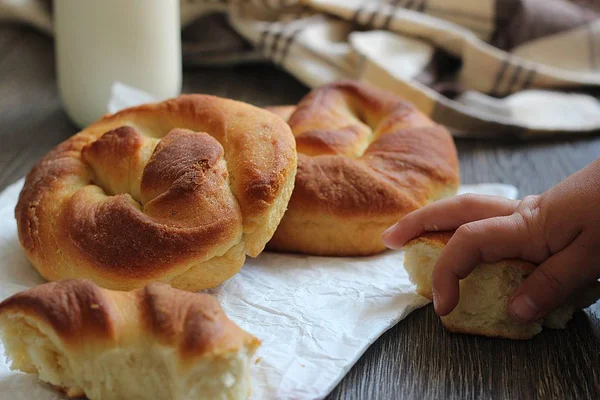 Świeże Pieczywo Smaczne Butelki Mleka Drewnianym Stole — Zdjęcie stockowe