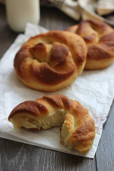 Pane Fresco Gustoso Con Bottiglia Latte Sul Tavolo Legno — Foto Stock