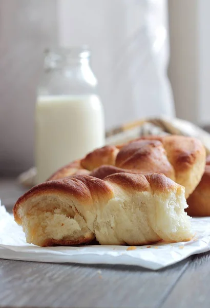 Färskt Gott Bröd Med Mjölkflaska Tabellen Trä — Stockfoto