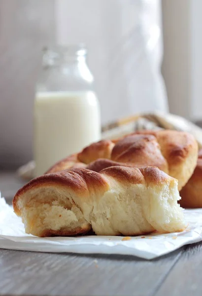 Pane Fresco Gustoso Con Bottiglia Latte Sul Tavolo Legno — Foto Stock