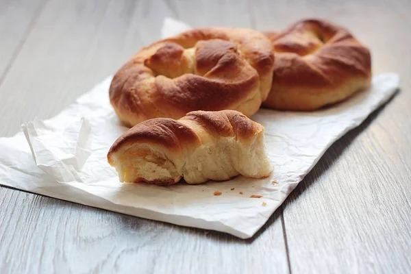 Pão Saboroso Fresco Com Garrafa Leite Mesa Madeira — Fotografia de Stock