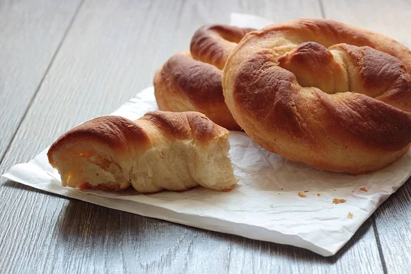 Ahşap masa üzerinde süt şişesiyle taze lezzetli ekmek.