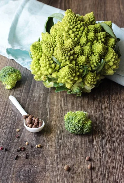 Sağlıklı beslenme ve yemek malzemeleri konsepti. Mutfak masasında bir sürü yeşil sebze