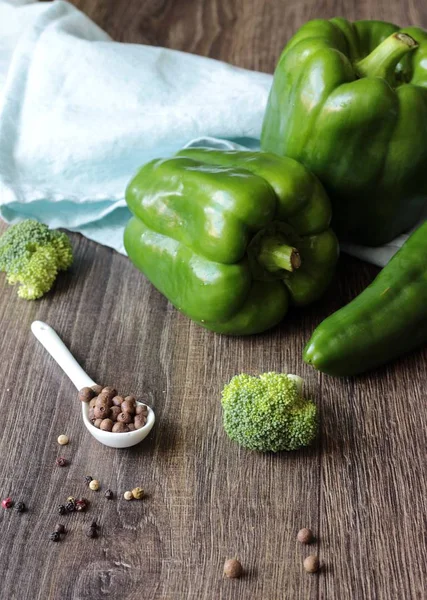 Gezonde Voeding Maaltijdingrediënten Concept Veel Groene Groenten Keukentafel — Stockfoto