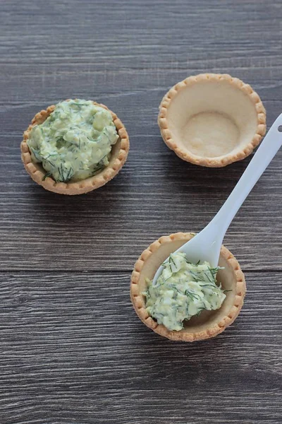 Füllung von Törtchen mit Salat aus Eiern und Avocado — Stockfoto