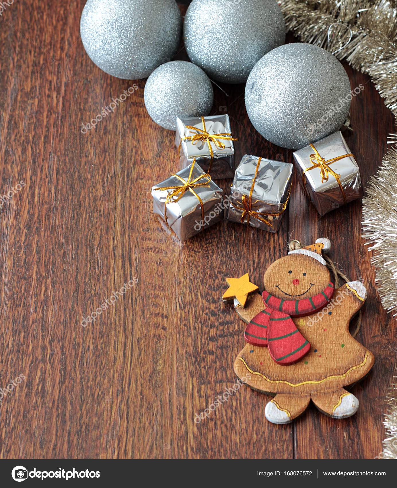 Fondo de navidad con cookies y caja de regalo en madera — Foto de stock