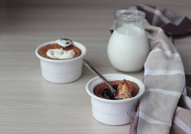 Ev yapımı irmik pudingi (Mannik. Geleneksel Rus köftesi) ramekins içinde