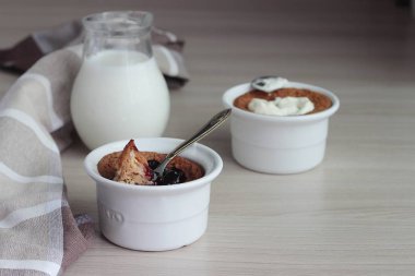 Ev yapımı irmik pudingi (Mannik. Geleneksel Rus köftesi) ramekins içinde