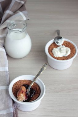 Ev yapımı irmik pudingi (Mannik. Geleneksel Rus köftesi) ramekins içinde