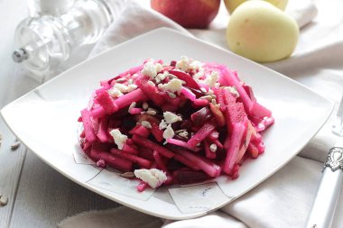 Sarımsak ve elma ile sağlıklı pancar salatası. Sağlıklı gıda kavramı.