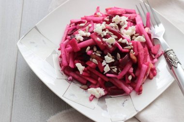 Sarımsak ve elma ile sağlıklı pancar salatası. Sağlıklı gıda kavramı.