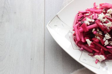 Sarımsak ve elma ile sağlıklı pancar salatası. Sağlıklı gıda kavramı.