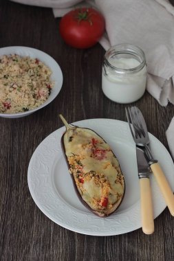 Kuskus, domates Dereotu ve mozzarella ile fırında patlıcan