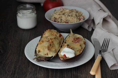 Kuskus, domates Dereotu ve mozzarella ile fırında patlıcan