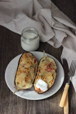 Kuskus, domates Dereotu ve mozzarella ile fırında patlıcan