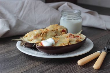 Kuskus, domates Dereotu ve mozzarella ile fırında patlıcan