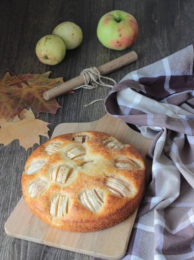 Ev yapımı elmalı turta elmalı ahşap bir gemide. Gıda kavramı. 