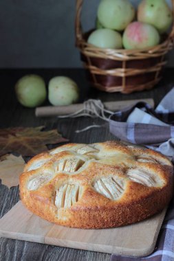 Ev yapımı elmalı turta elmalı ahşap bir gemide. Gıda kavramı. 