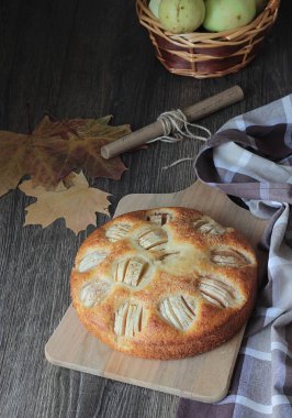 Ev yapımı elmalı turta elmalı ahşap bir gemide. Gıda kavramı. 