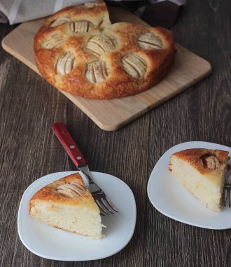 Ev yapımı elmalı turta elmalı ahşap bir gemide. Gıda kavramı. 