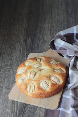 Ev yapımı elmalı turta elmalı ahşap bir gemide. Gıda kavramı. 