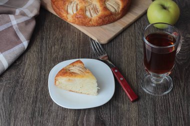 Ev yapımı elmalı turta elmalı ahşap bir gemide. Gıda kavramı. 