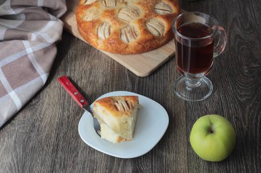 Ev yapımı elmalı turta elmalı ahşap bir gemide. Gıda kavramı. 