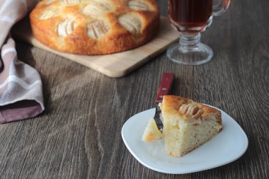 Ev yapımı elmalı turta elmalı ahşap bir gemide. Gıda kavramı. 