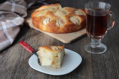 Ev yapımı elmalı turta elmalı ahşap bir gemide. Gıda kavramı. 