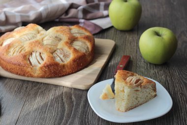 Ev yapımı elmalı turta elmalı ahşap bir gemide. Gıda kavramı. 