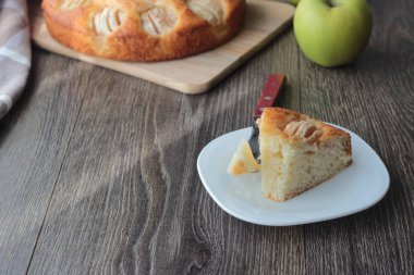 Ev yapımı elmalı turta elmalı ahşap bir gemide. Gıda kavramı. 