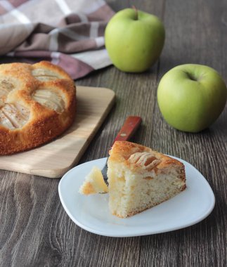 Ev yapımı elmalı turta elmalı ahşap bir gemide. Gıda kavramı. 