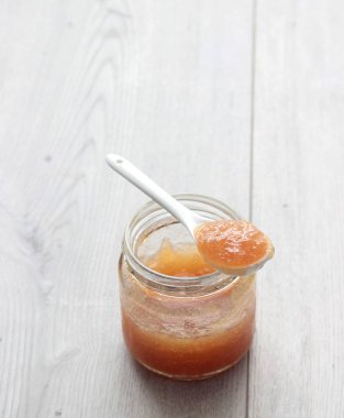 Elma reçeli cam ahşap arka plan üzerinde.