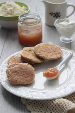 Yulaf ezmesi krep elma reçel ile beyaz bir plaka üzerinde